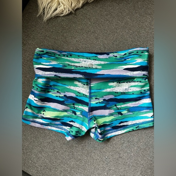 Lululemon Boogie Short Roll Down Sz 4 Seven Wonders Multi Full-on Luon - Picture 5 of 10